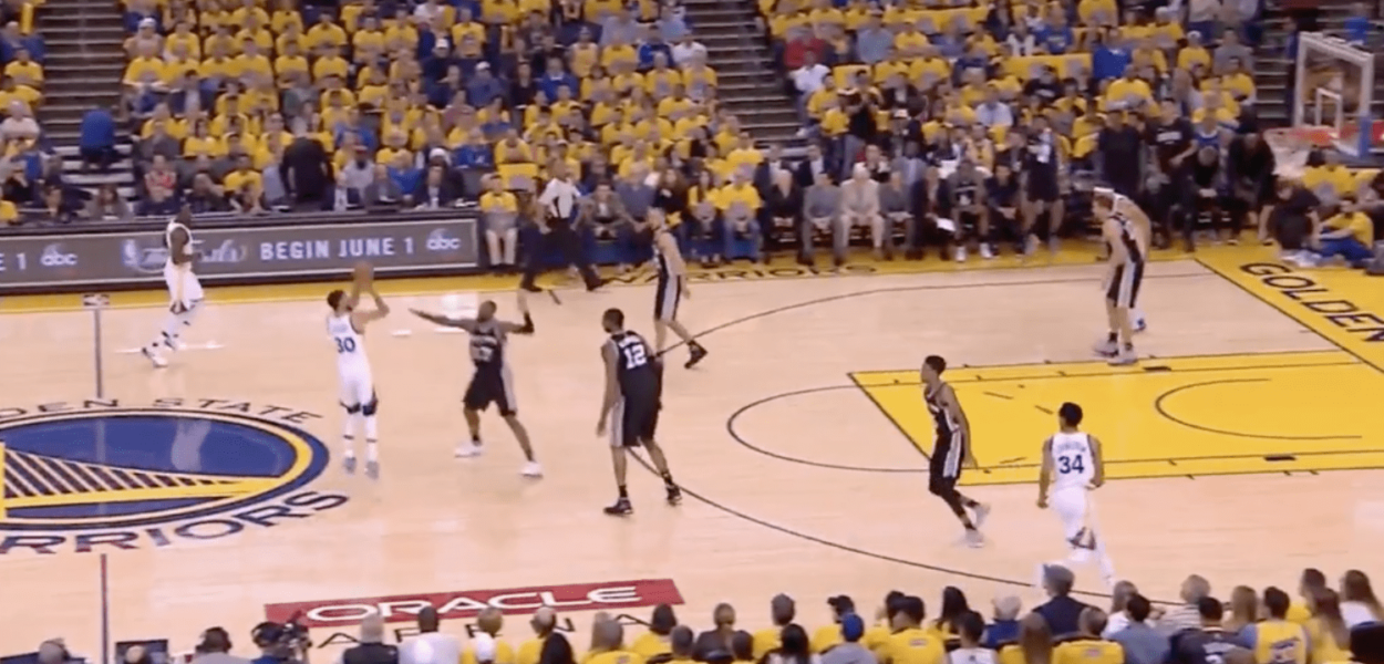 Le airball sur la tentative de trois-points lointain de Stephen Curry