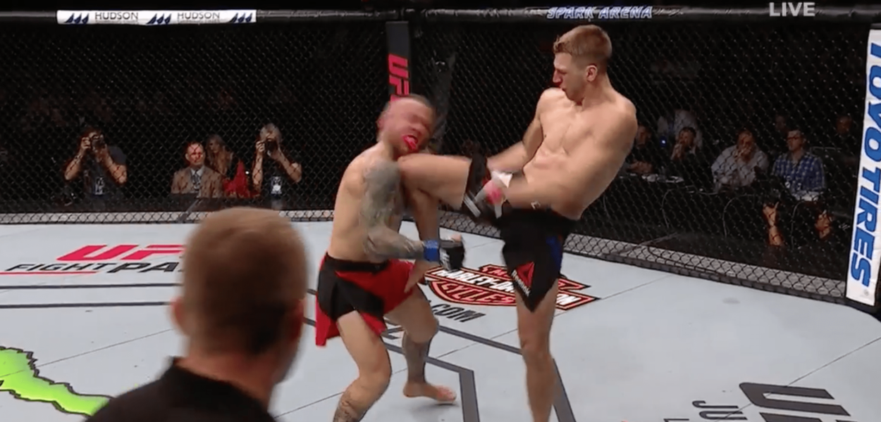 Dan Hooker claque l’un des KOs de l’année contre Ross Pearson