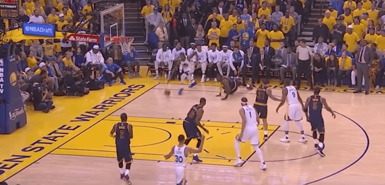Kevin Durant envoie LeBron James sur les fesses