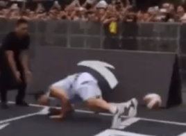 Klay Thompson tente un dunk à 360°, se rate et tombe…