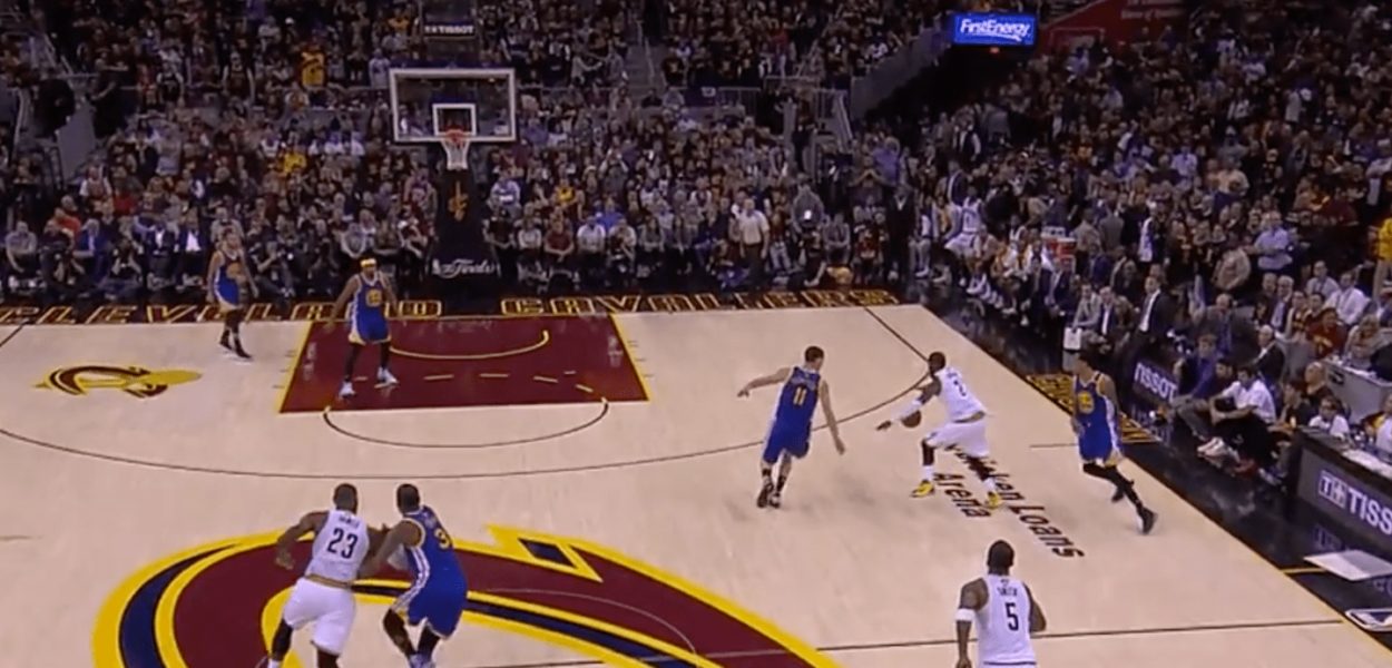 Le buzzer beater fou de Kyrie Irving à la mi-temps du Game 3