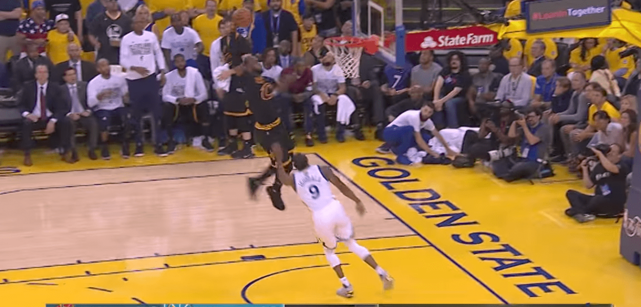 LeBron James dunke sur Iguodala, Neymar et Lewis Hamilton n’en reviennent pas