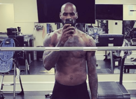 LeBron James de retour à la salle, rasé et déchaîné
