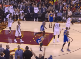 La célébration de Stephen Curry après le trois-points de Kevin Durant
