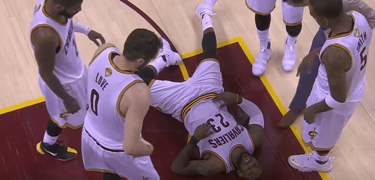 Tristan Thompson a mis KO LeBron James