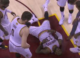 Tristan Thompson a mis KO LeBron James