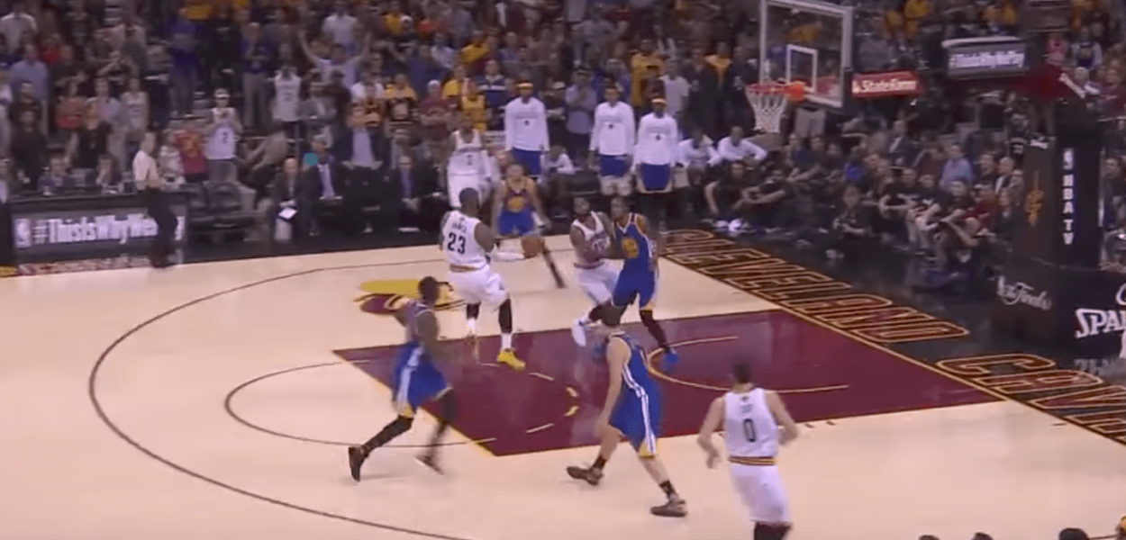 Le alley-oop de LeBron James pour lui-même contre les Warriors !