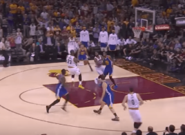 Le alley-oop de LeBron James pour lui-même contre les Warriors !