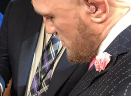Le costume de Conor McGregor lors de la Conférence de Presse