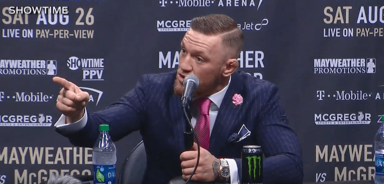 Le père de Floyd Mayweather arrive à la Conférence de Conor McGregor