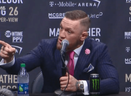 Le père de Floyd Mayweather arrive à la Conférence de Conor McGregor