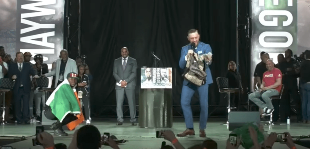 Floyd Mayweather prend le drapeau irlandais, McGregor chope son sac