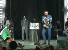 Floyd Mayweather prend le drapeau irlandais, McGregor chope son sac