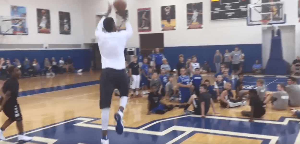 Karl-Anthony Towns marque du milieu de terrain pour un enfant