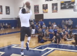 Karl-Anthony Towns marque du milieu de terrain pour un enfant