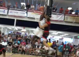 Zion Williamson s’assomme contre le panneau en montant au contre
