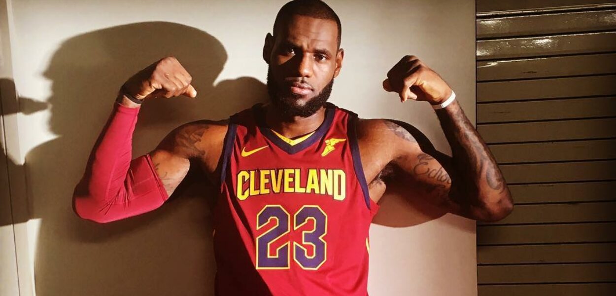 LeBron James présente le nouveau maillot des Cavaliers