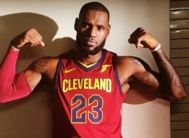 LeBron James présente le nouveau maillot des Cavaliers