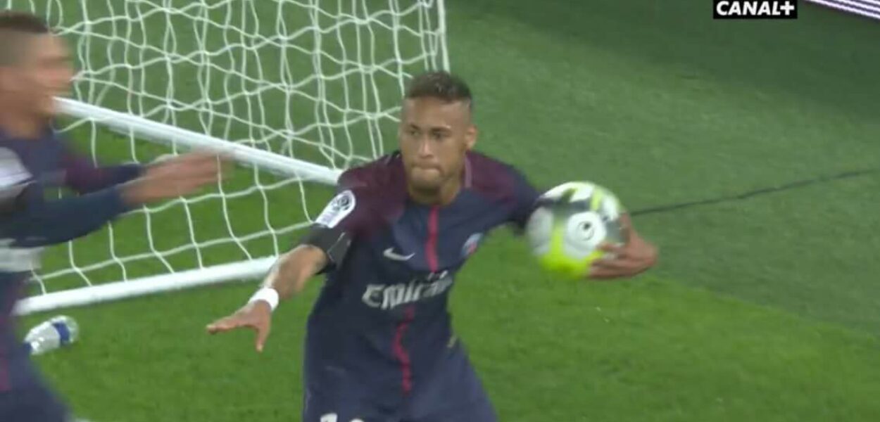 Sous les yeux de Blaise, Neymar marque et fait le Matuidi Charo
