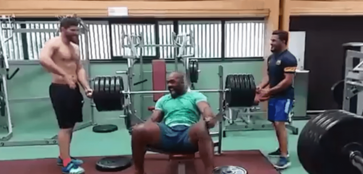 Teddy Riner soulève 230 kilos en développé couché