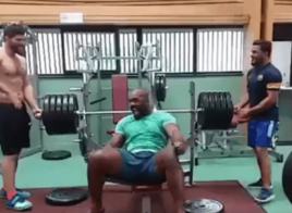 Teddy Riner soulève 230 kilos en développé couché