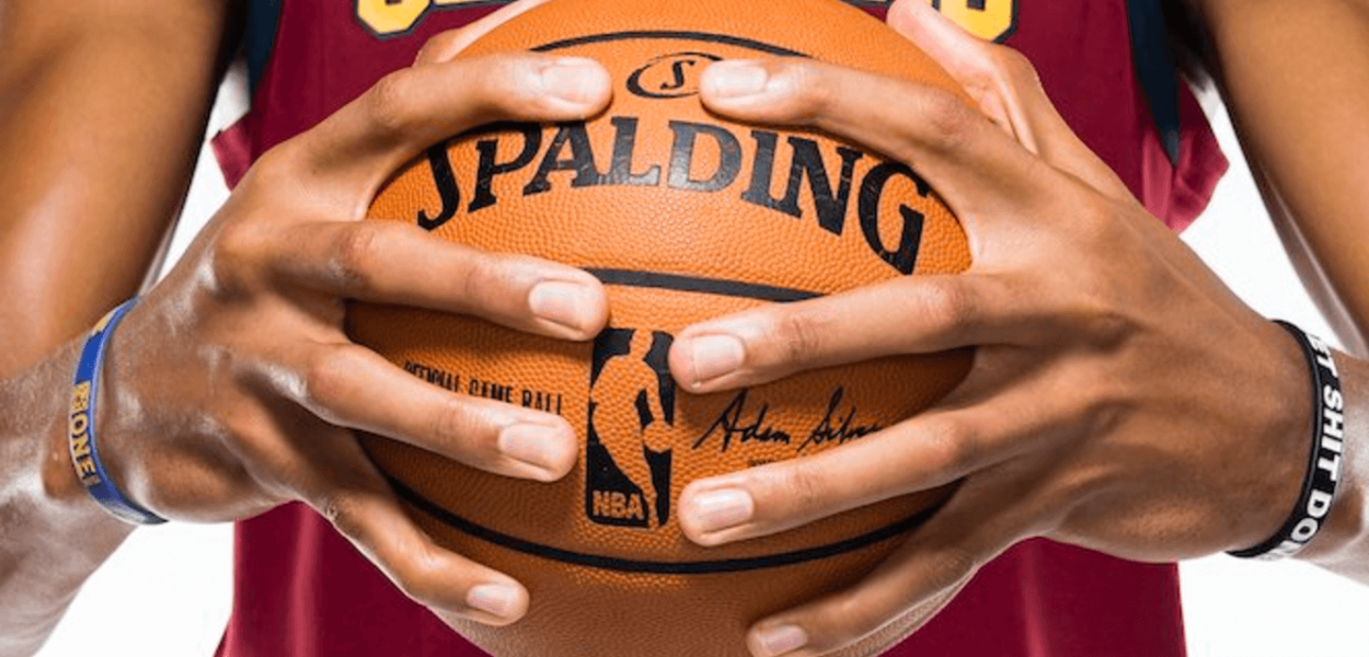 Le joueur des Cavaliers Edy Tavares a des mains gigantesques !