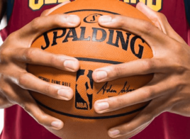 Le joueur des Cavaliers Edy Tavares a des mains gigantesques !