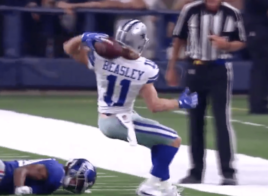 Cole Beasley claque la réception à une main, dans le dos