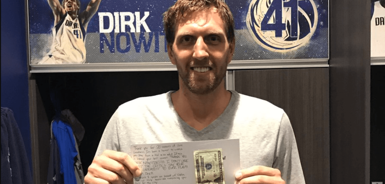 Dirk Nowitzki reçoit 20$ de la part d’un fan