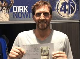 Dirk Nowitzki reçoit 20$ de la part d’un fan