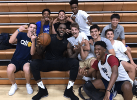 LeBron James arrive et s’entraîne par surprise dans un lycée