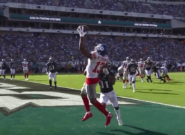 Odell Beckham Jr. claque un touchdown à une main et célèbre le poing levé
