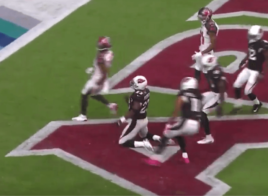 Sur son premier drive avec les Cardinals, Adrian Peterson claque un touchdown de 27 yards