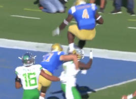 Bolu Olorunfunmi marche littéralement sur le défenseur pour le touchdown