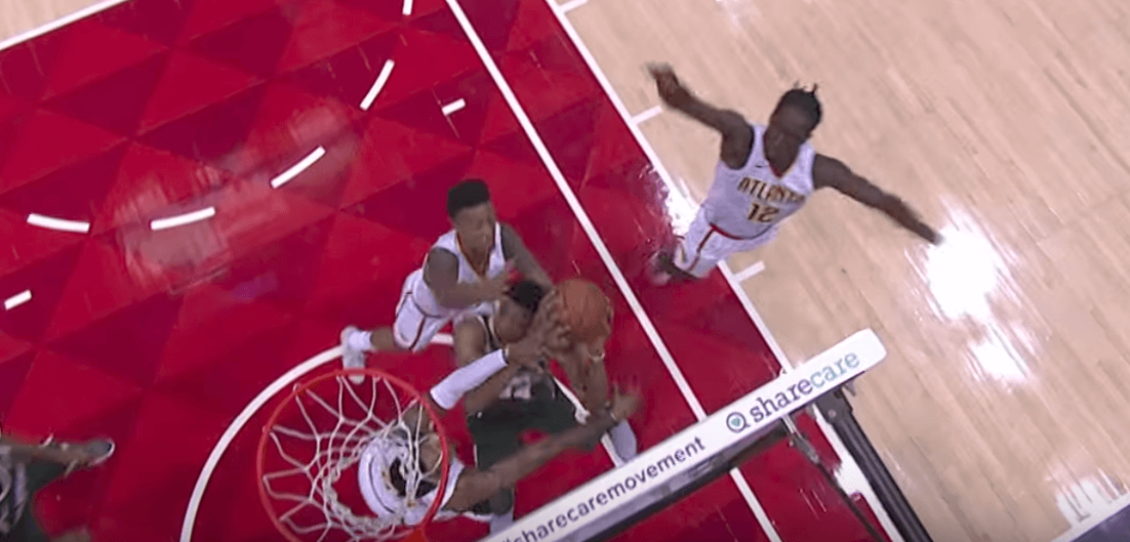 Giannis Antetokounmpo trois joueurs Hawks