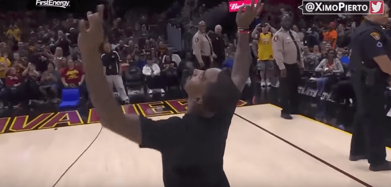 JR Smith tape un tir du milieu de terrain et fait sa célébration fétiche