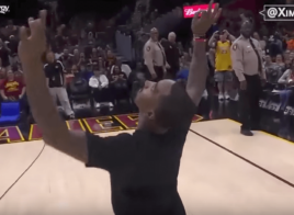 JR Smith tape un tir du milieu de terrain et fait sa célébration fétiche