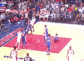 John Wall fait tomber TJ McConnell et claque le gros dunk