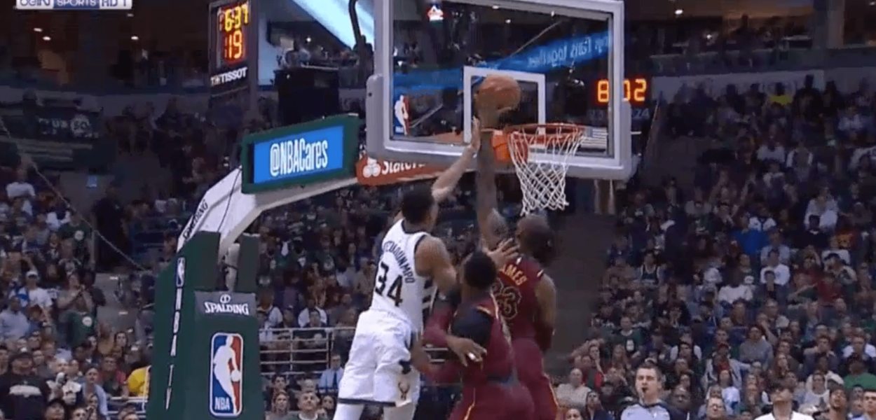 LeBron James bloque Giannis et envoie le trois points sur l’action suivante