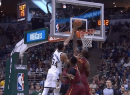 LeBron James bloque Giannis et envoie le trois points sur l’action suivante