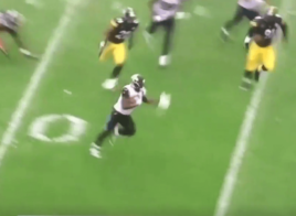 Leonard Fournette invite le défenseur à le plaquer…puis le charge