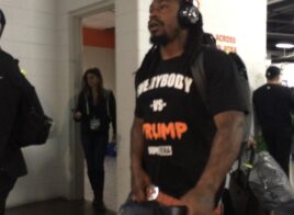 Marshawn Lynch arrive au stade avec un t-shirt anti-Trump