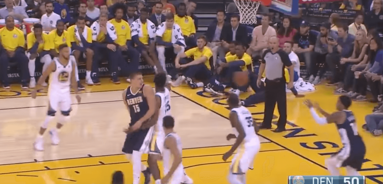 Nikola Jokic de retour avec une magnifique passe dans le dos