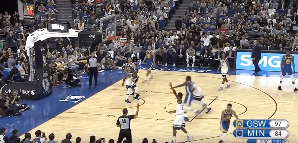 Stephen Curry refait le coup de la célébration avant le panier