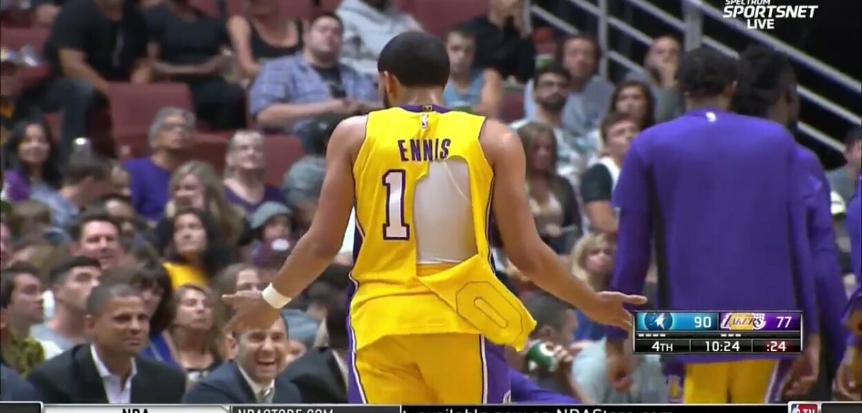 Le maillot de Tyler Ennis se déchire lors du match contre les Wolves