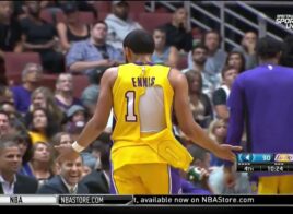 Le maillot de Tyler Ennis se déchire lors du match contre les Wolves