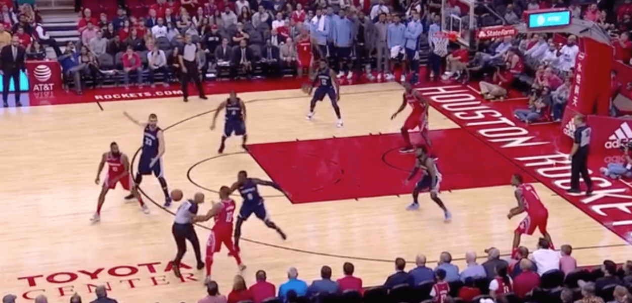 L’arbitre coupe une passe de Harden et fait perdre la balle aux Rockets, dans le money time