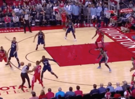 L’arbitre coupe une passe de Harden et fait perdre la balle aux Rockets, dans le money time