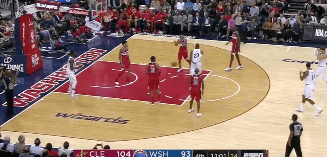 LeBron James et sa passe à l'aveugle, dans le dos, pour l’arbitre