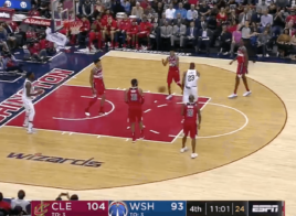 LeBron James et sa passe à l'aveugle, dans le dos, pour l’arbitre